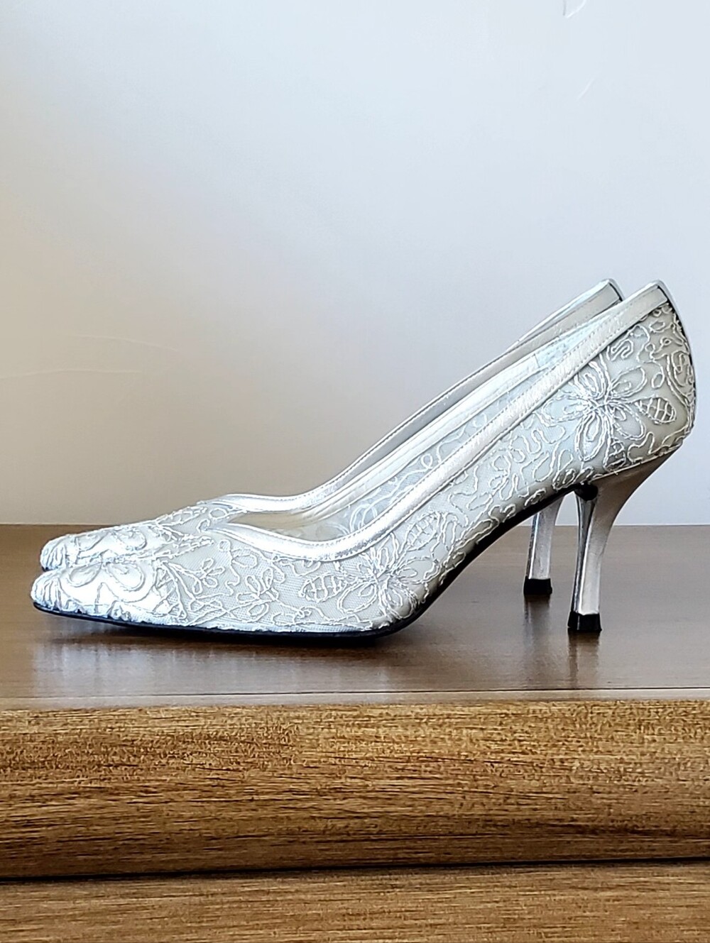 Vintage Stuart Weitzman Archive Silver Intricate Mesh Embroidered 3" Pumps 8 EUC
